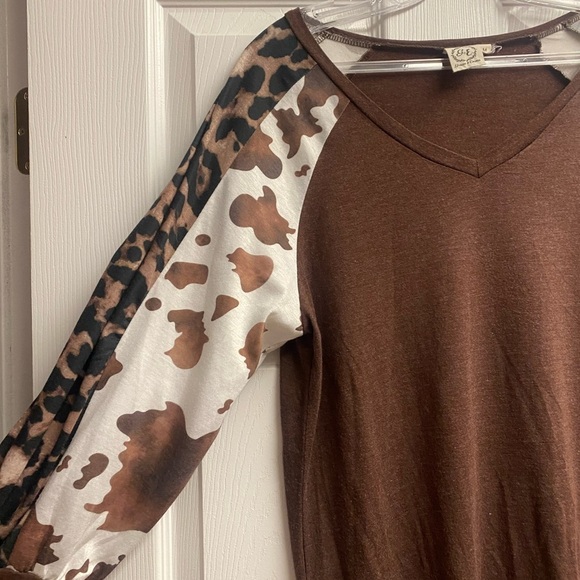 Boutique Cow Print Long Sleeved Top Size Medium - Picture 2 of 3
